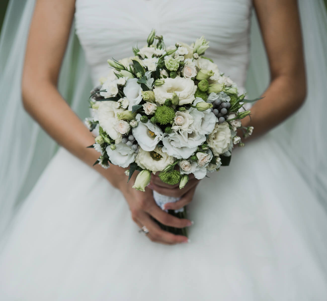 thetford-farm-barn-traditional-bride-with-bouquet-sub