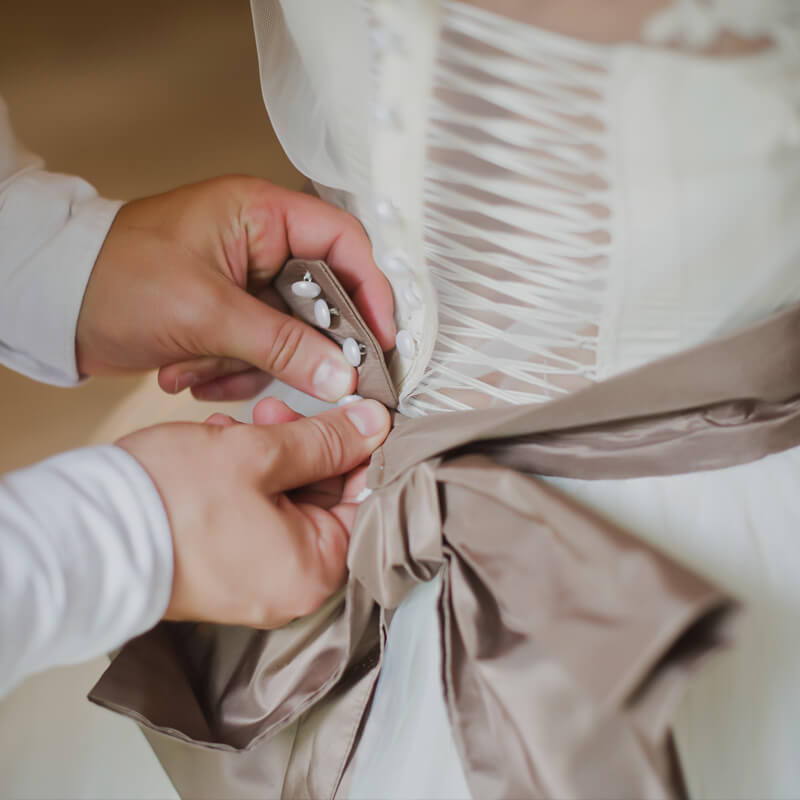 thetford-farm-barn-wedding-dress-bow-sm
