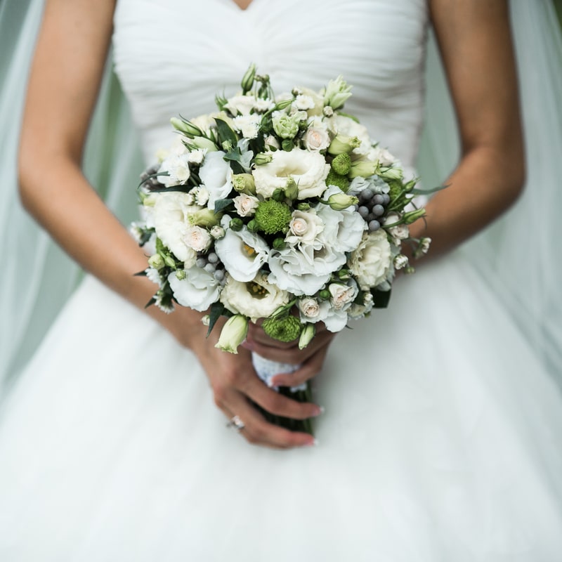Wedding-Bouquet-in-hands-of-brides