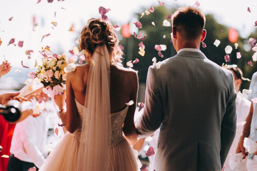 wedding couple with confetti