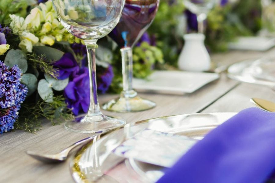 wedding-table-setting-with-purple-flowers