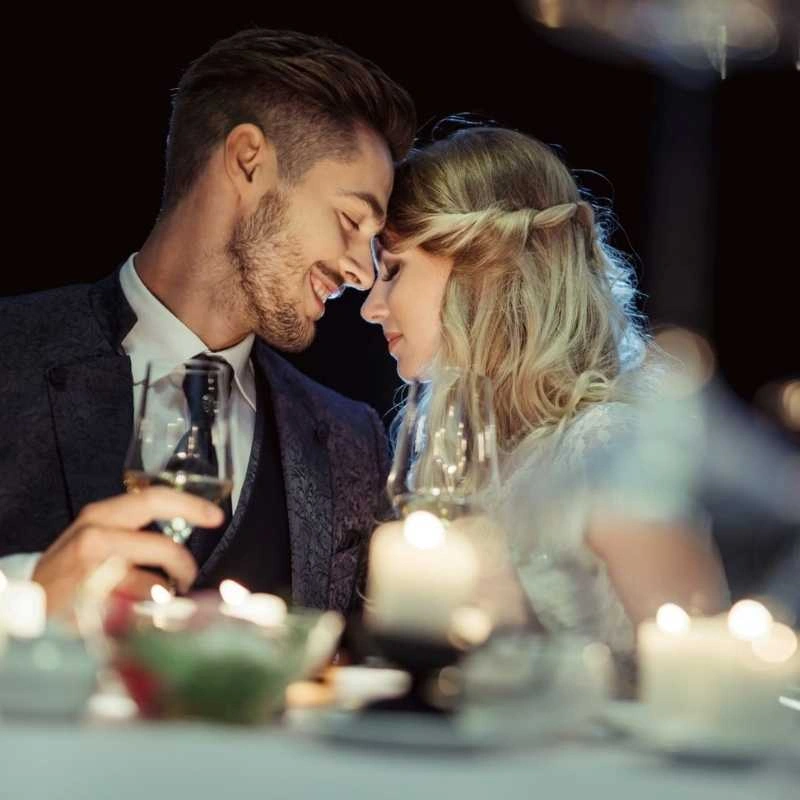 couple kissing