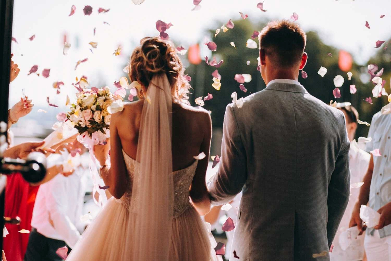 Blog Title Images (1500 x 1000 px) B5 Confetti on Wedding Couple